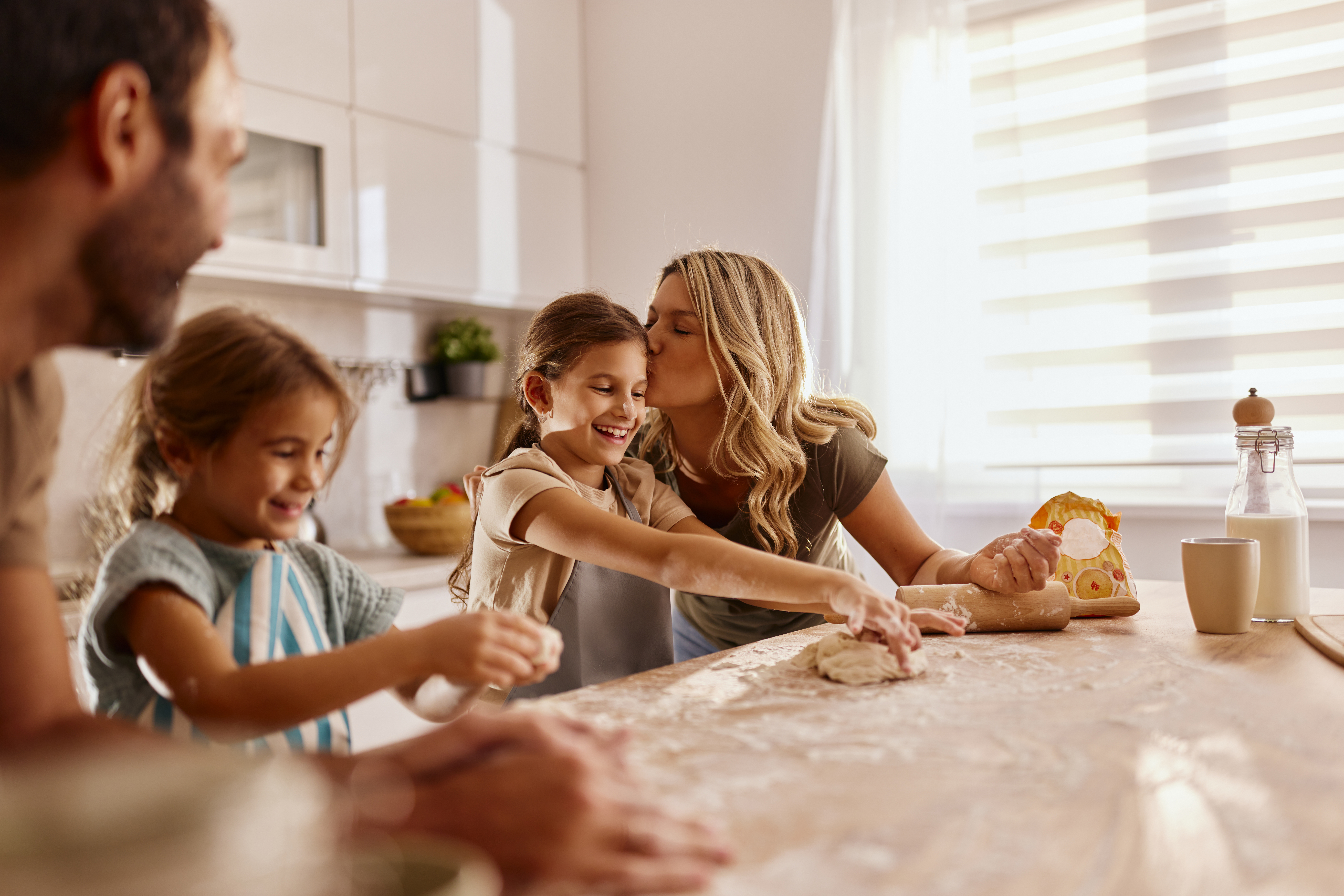 iStock-2182268217_familie-barn-baking-kjokken.jpg